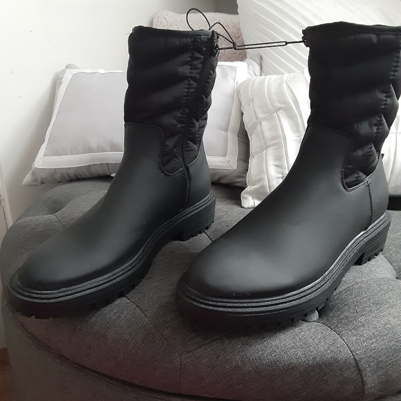 NWT Black Lug Sole Chelsea Boots - Picture 1 of 4